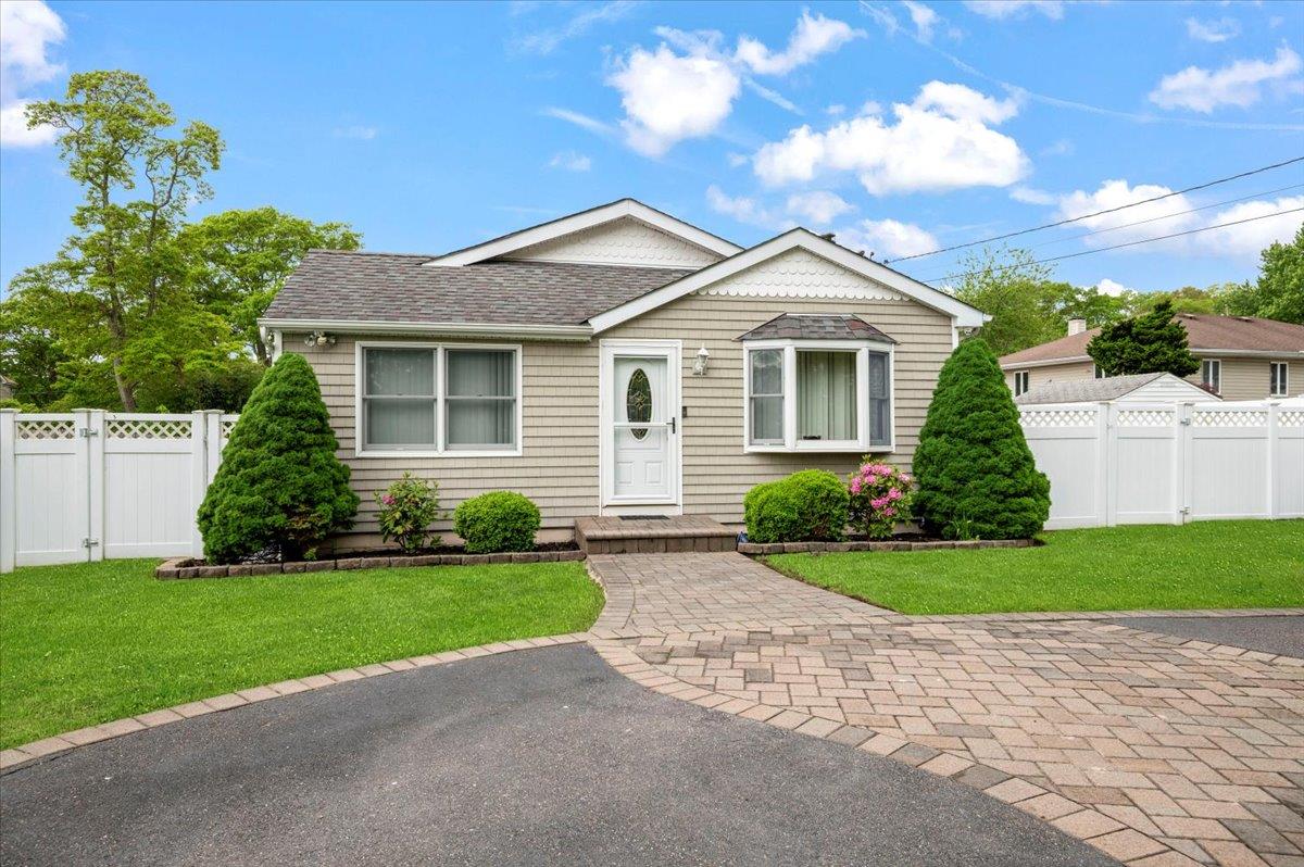12 Midwood Place, Farmingville, New York image 2