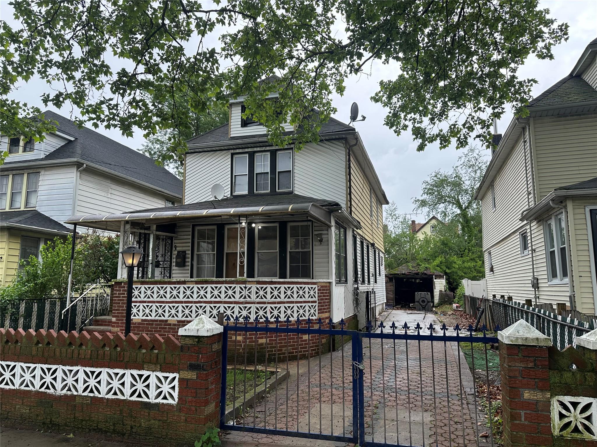 113 Avenue, Saint Albans, Queens, NY - 3 Bedrooms  
2 Bathrooms  
5 Rooms - 