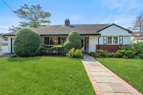 Photo of 73 Parkview Place, Malverne, NY 11565 (MLS # 916784)