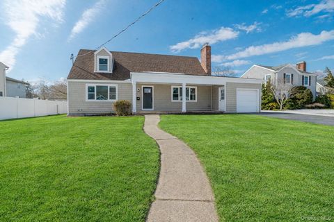 Photo of 7 Amherst Place, Massapequa, NY 11758 (MLS # 967944)