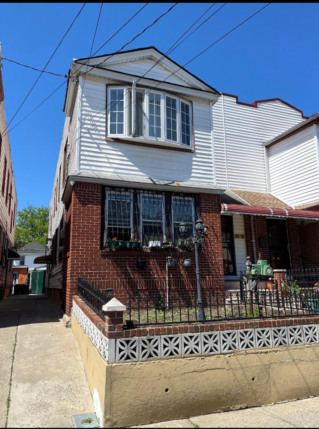 202nd Street, Hollis, Queens, NY - 3 Bedrooms  
1 Bathrooms  
7 Rooms - 