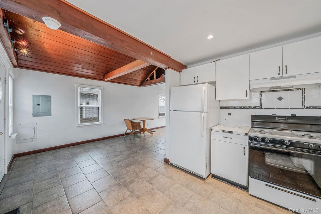 Photo of 8 Eastern Concourse, Amityville, NY 11701 (MLS # 924420)