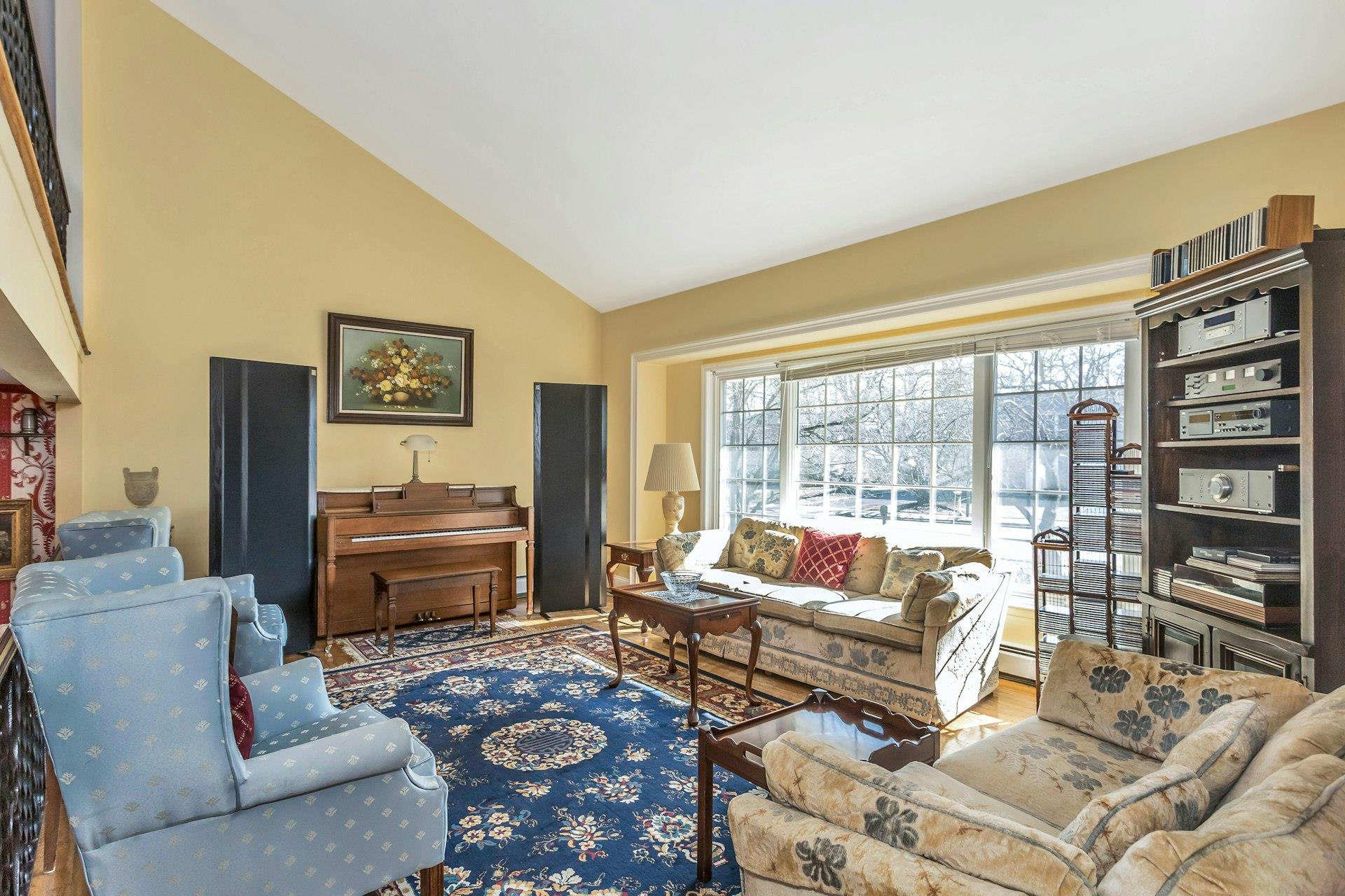 27 Sioux Drive, Commack, New York image 4