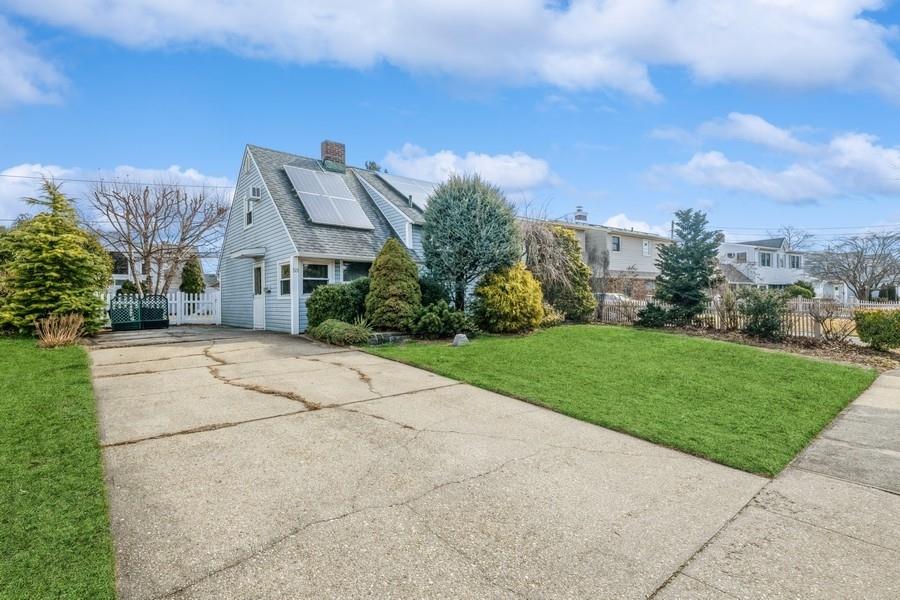 53 Blackbird Lane, Levittown, New York image 2