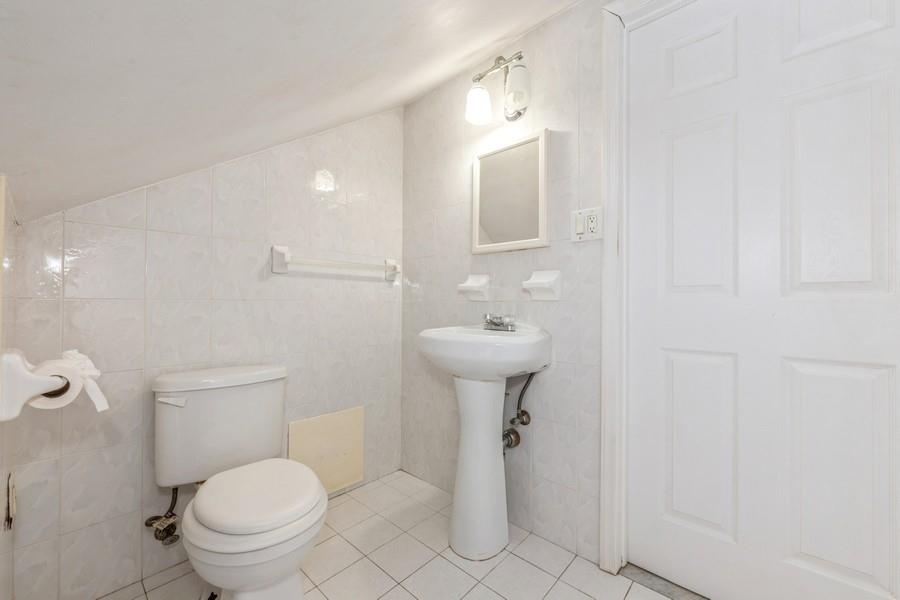 53 Blackbird Lane, Levittown, New York image 16