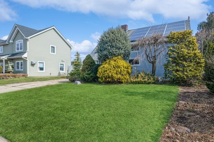 53 Blackbird Lane, Levittown, New York image 3