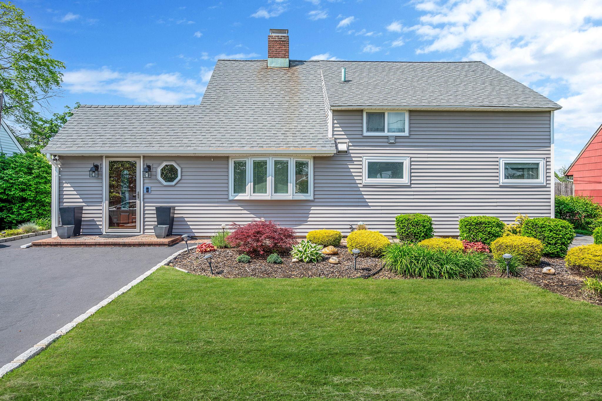 51 Pewter Lane, Hicksville, New York image 1