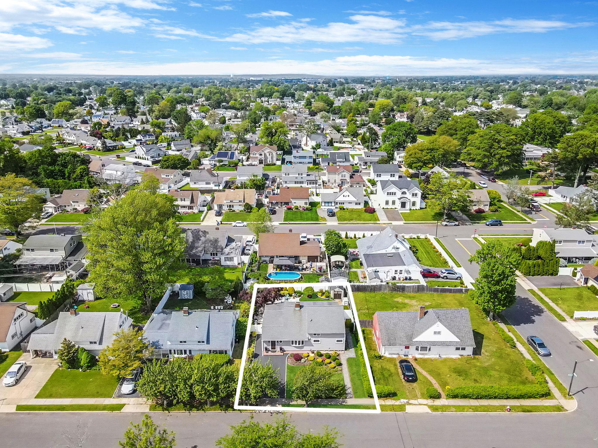 51 Pewter Lane, Hicksville, New York image 31