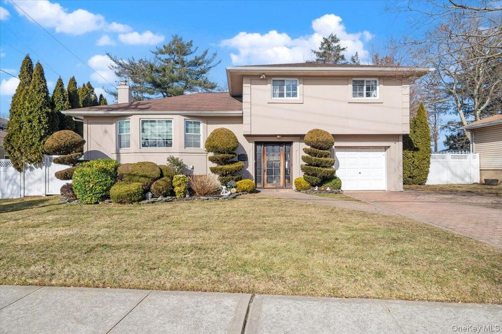 Photo of 62 Eileen Avenue, Plainview, NY 11803 (MLS # 962294)