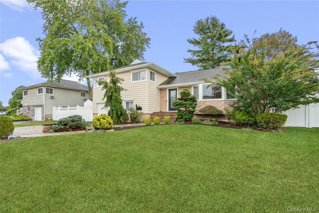 Photo of 240 Wyngate Drive, Massapequa, NY 11758 (MLS # 921652)