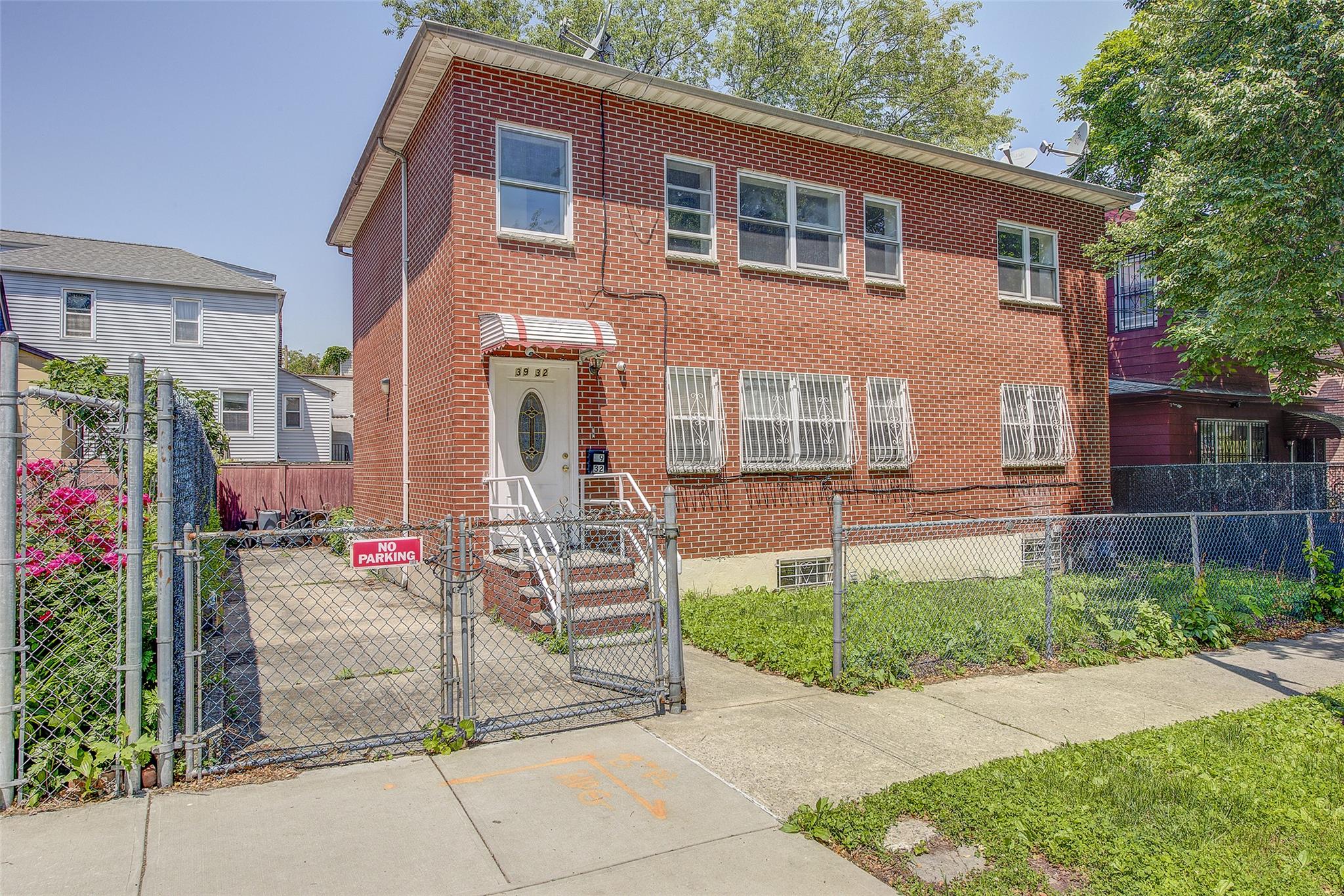 54th Street, Woodside, Queens, NY - 4 Bedrooms  
5 Bathrooms - 