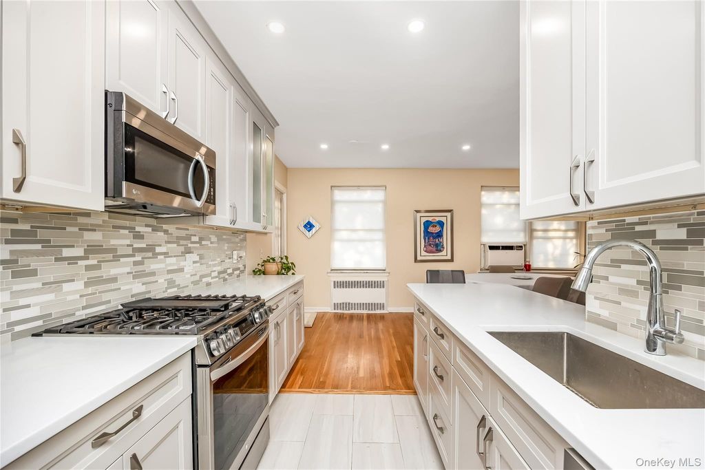 Photo of 162-41 Powells Cove Boulevard #6S, Beechhurst, NY 11357 (MLS # 994945)