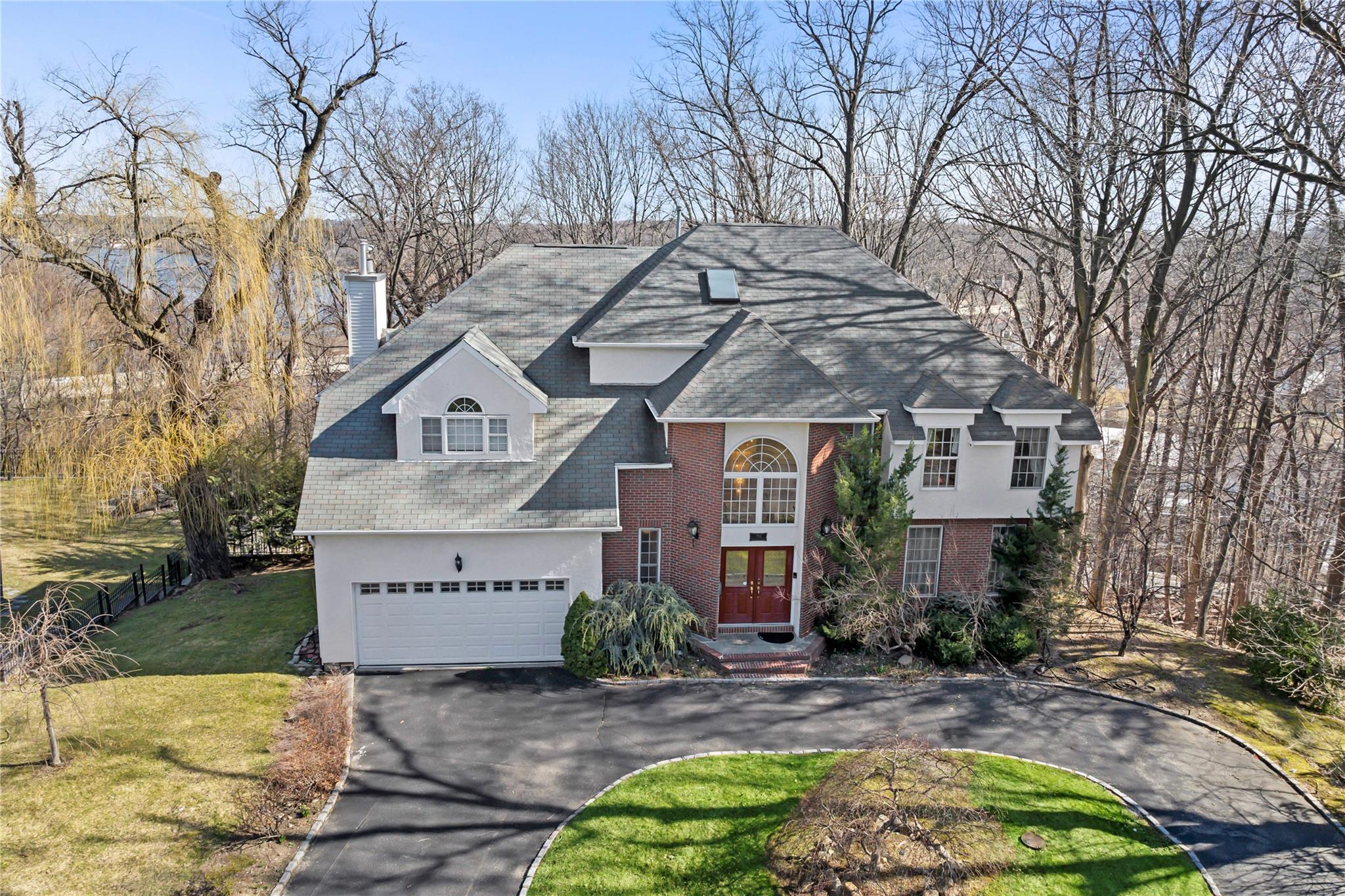 30 N Pine Drive, Roslyn, New York image 1