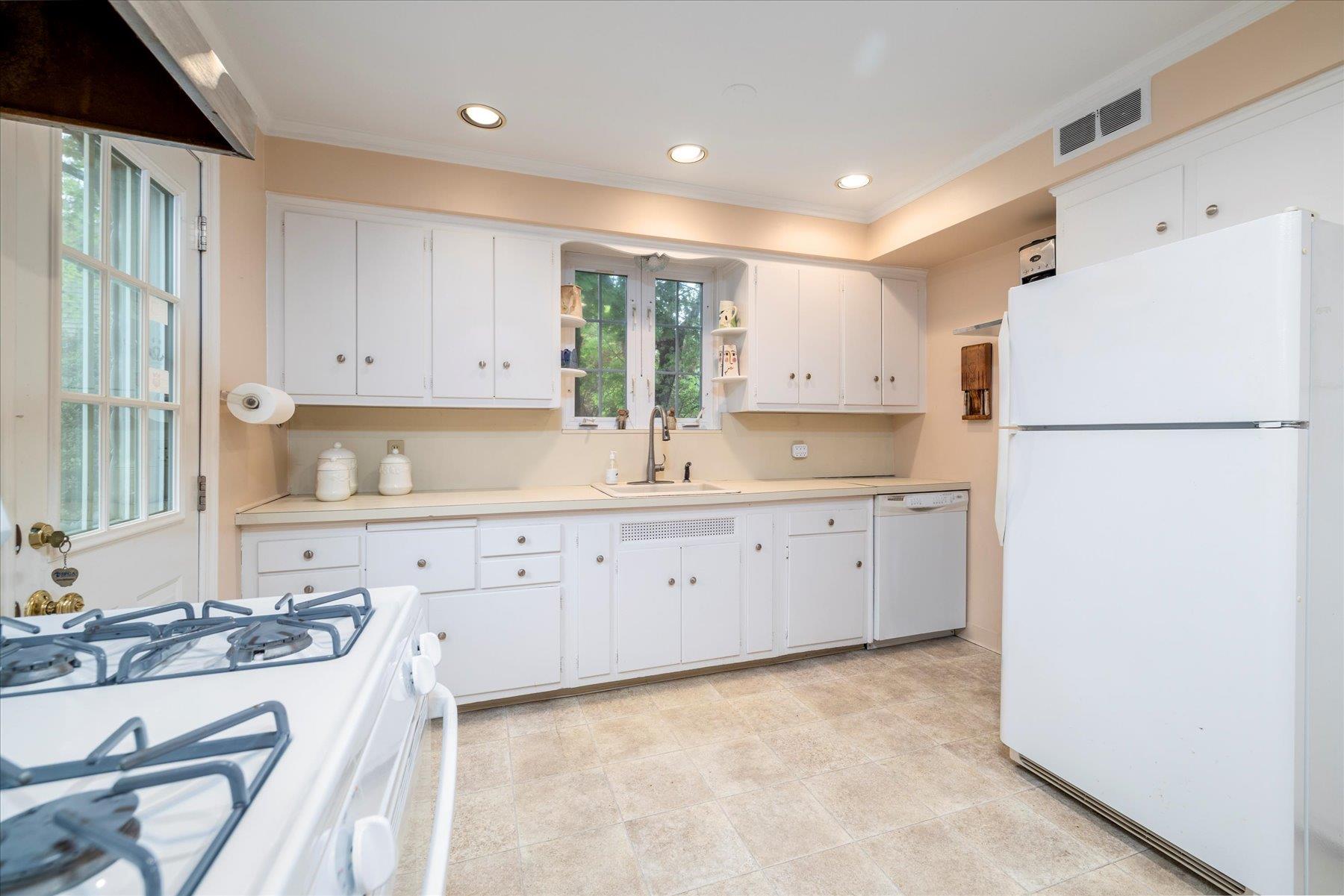 39 Searing Street, Rockville Centre, New York image 10