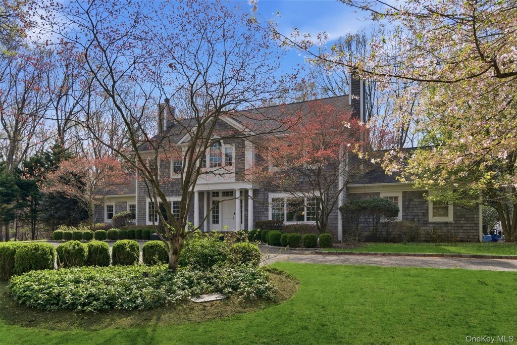 Photo of 5 Oakwood Drive, Lloyd Harbor, NY 11743 (MLS # 981245)