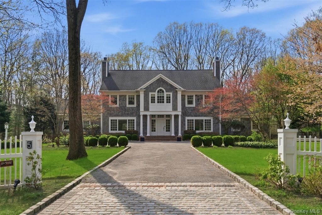 Photo of 5 Oakwood Drive, Lloyd Harbor, NY 11743 (MLS # 981245)