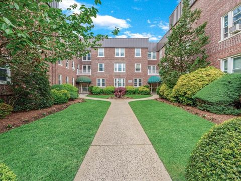 Photo of 185 Atlantic Avenue #C14, Lynbrook, NY 11563 (MLS # 895247)