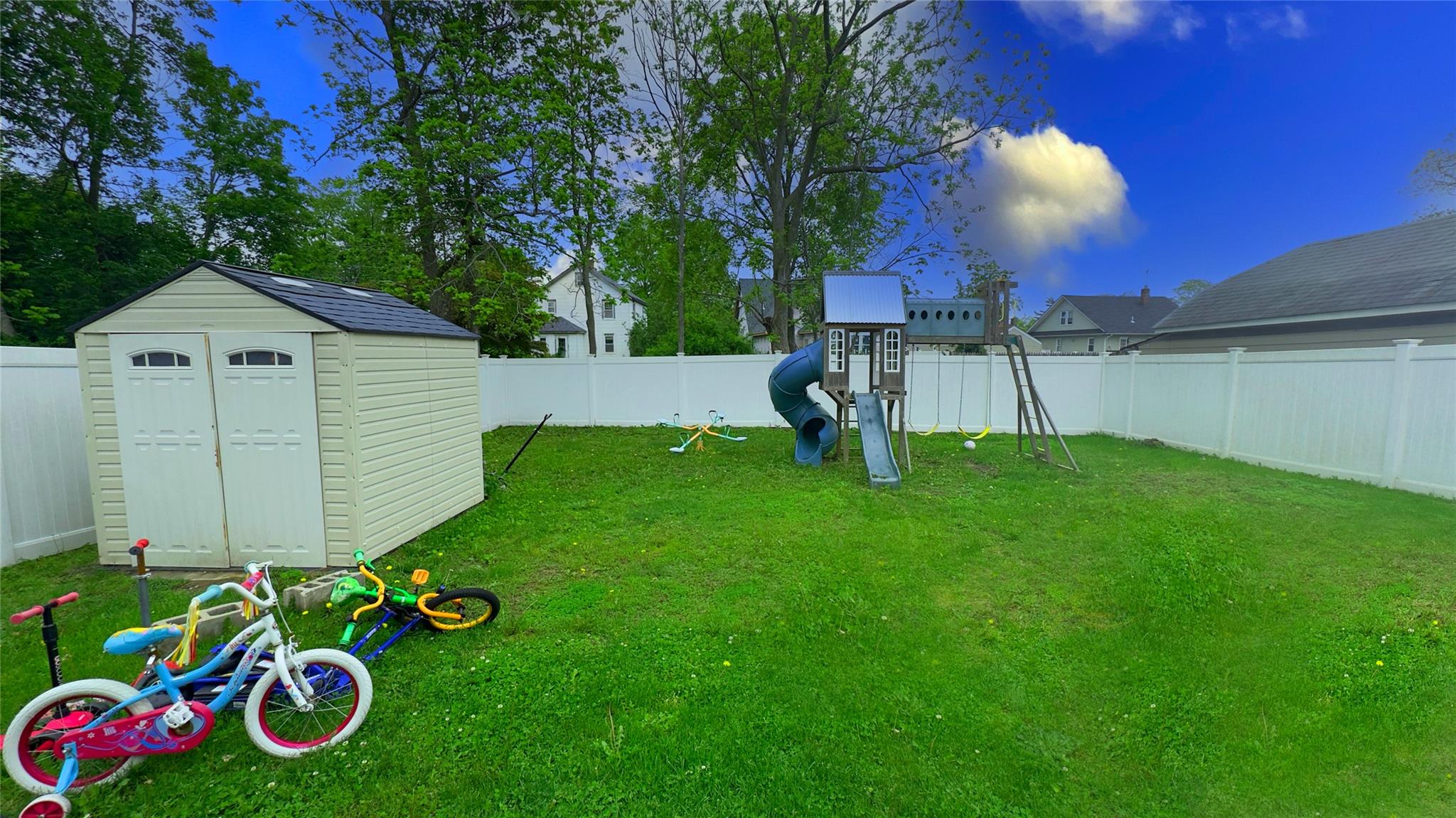 25 Center Avenue, Bay Shore, New York image 3