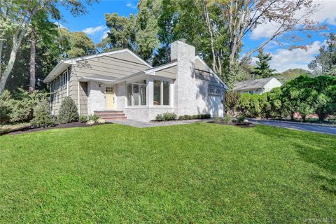 Photo of 19 Millford Drive, Locust Valley, NY 11560 (MLS # 923838)