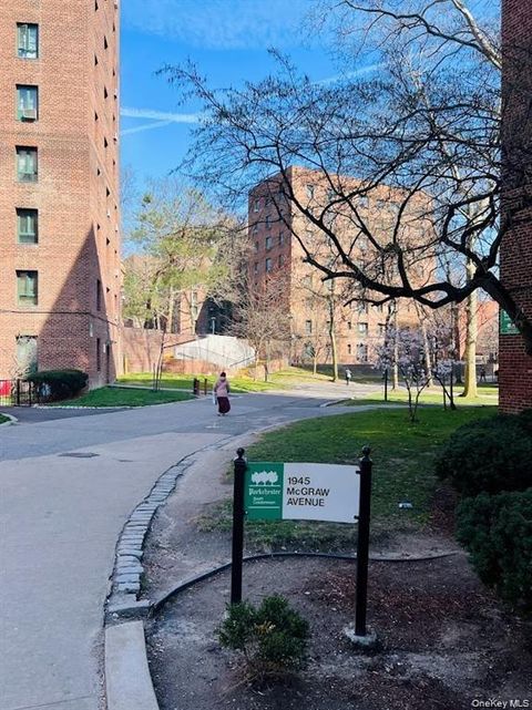 Photo of 1945 McGraw Avenue #7D, Bronx, NY 10462 (MLS # 987109)