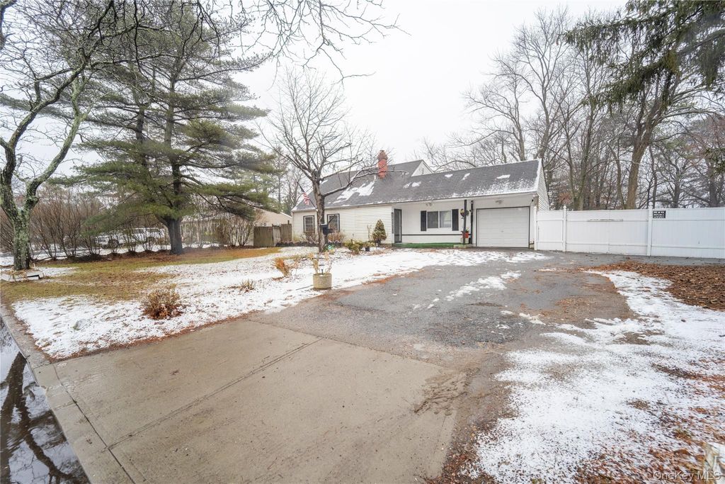 Photo of 382 Jamaica Avenue, Medford, NY 11763 (MLS # 960551)