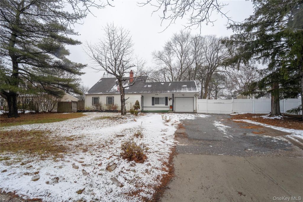 Photo of 382 Jamaica Avenue, Medford, NY 11763 (MLS # 960551)