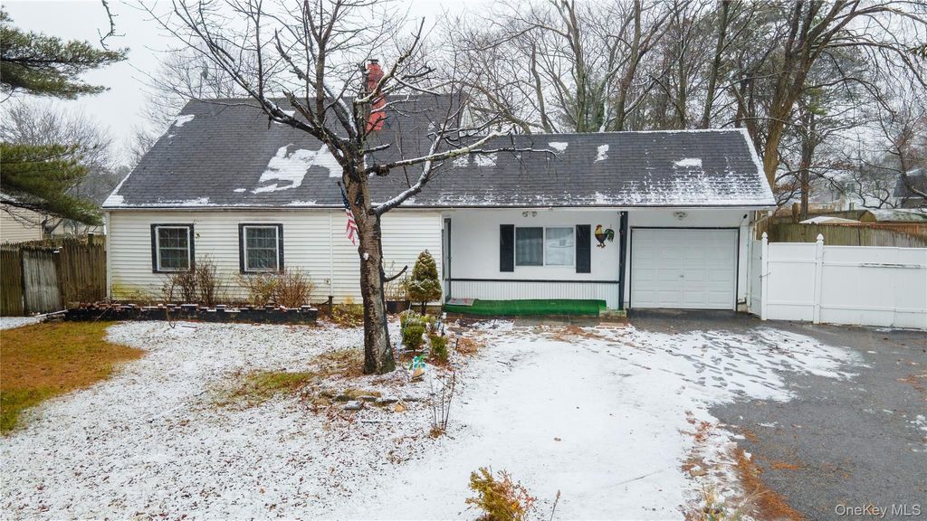 Photo of 382 Jamaica Avenue, Medford, NY 11763 (MLS # 960551)