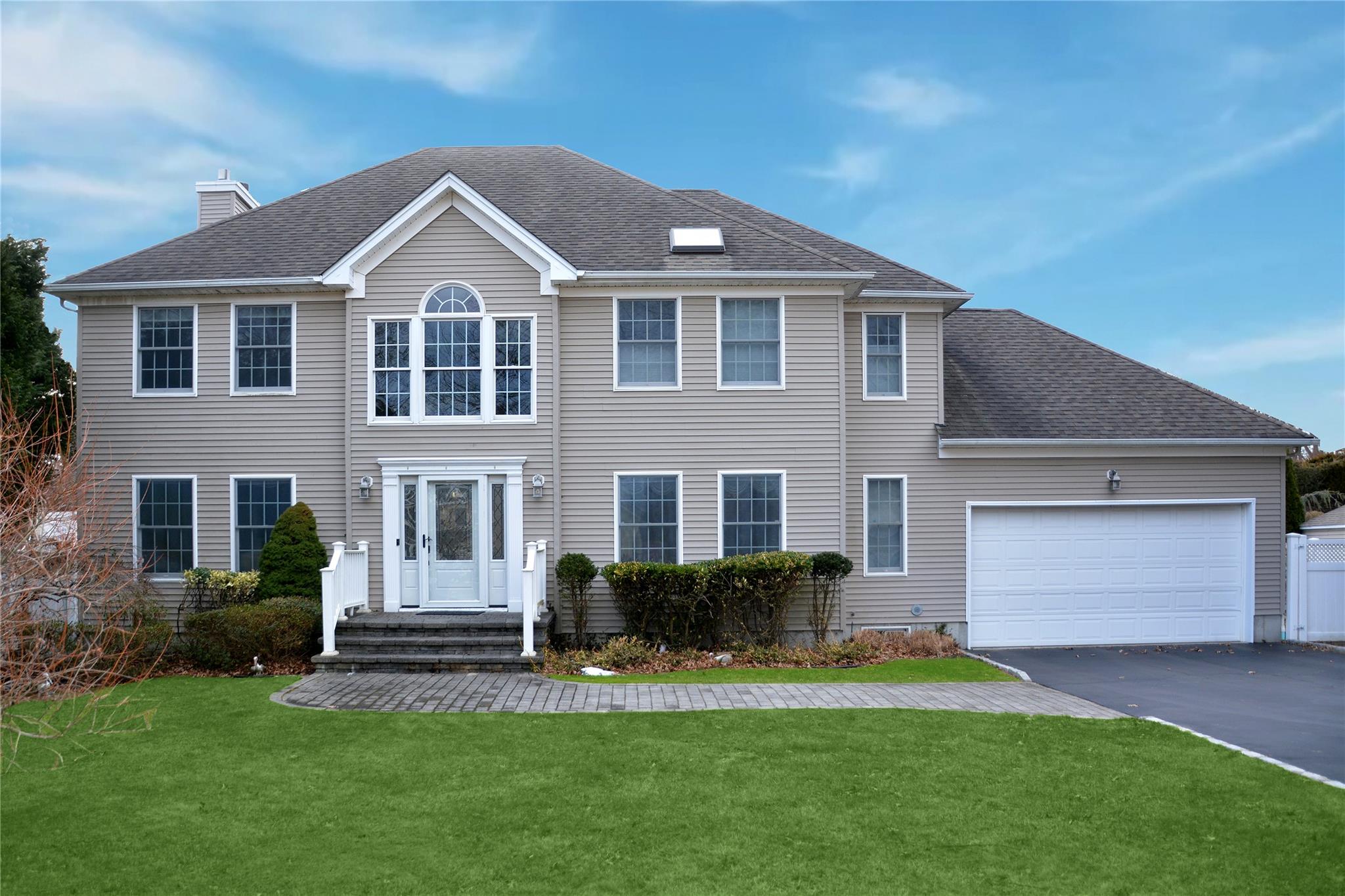 Franciscan Lane, Smithtown, Hamptons, NY - 4 Bedrooms  
3 Bathrooms - 