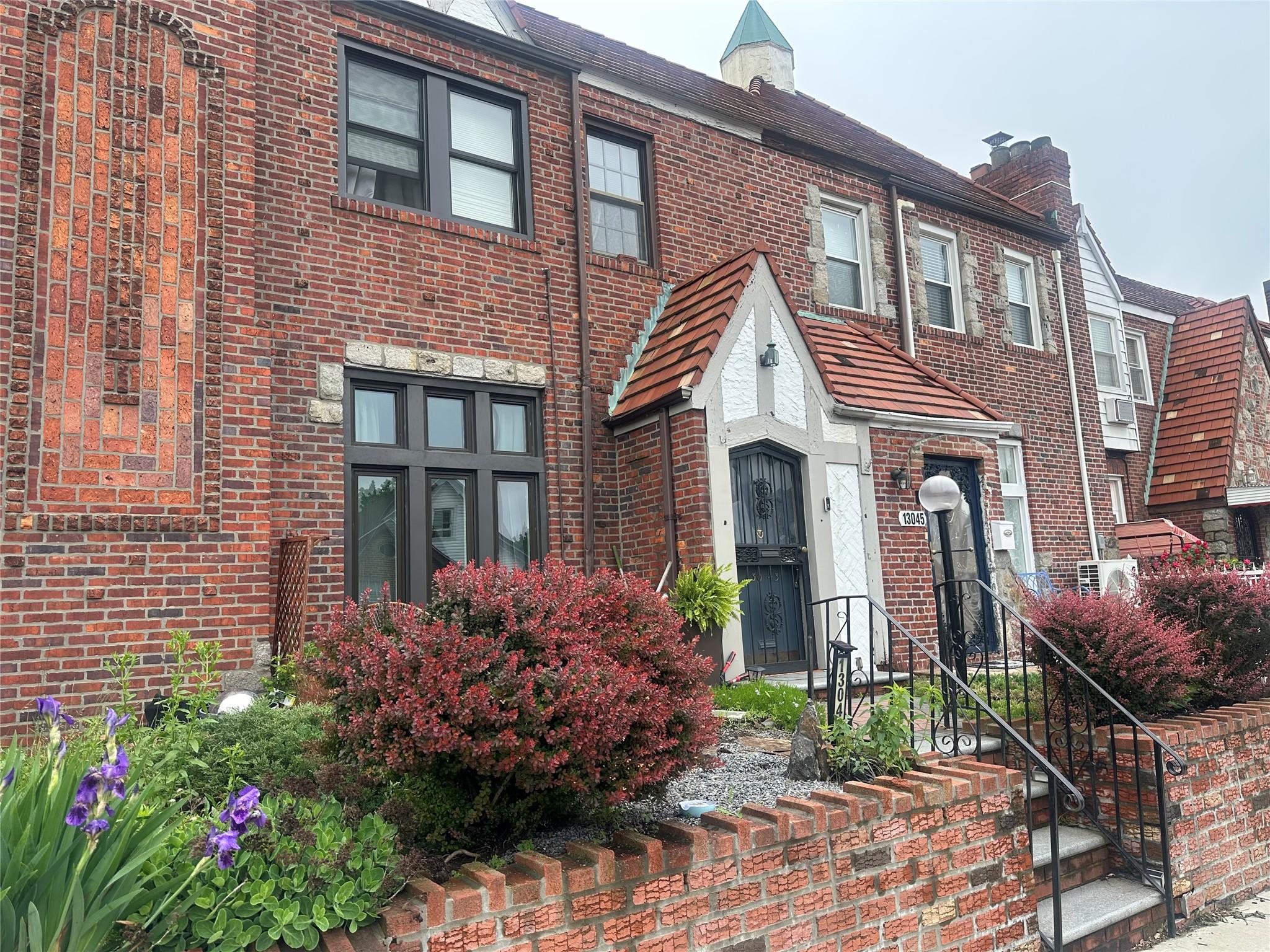 Property for Sale at 224 Street, Laurelton, Queens, NY - Bedrooms: 3 
Bathrooms: 2 
Rooms: 7  - $750,000