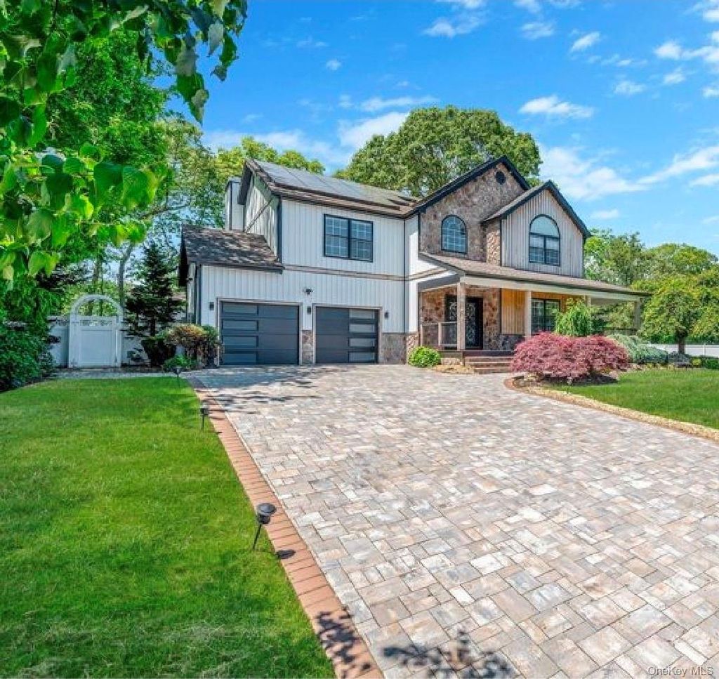 Photo of 8 Hamilton Place, Lake Grove, NY 11755 (MLS # 942410)