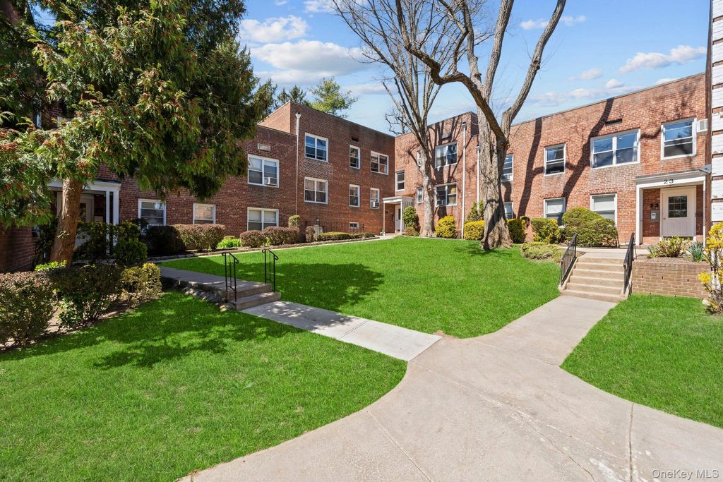 Photo of 23 Edwards Street St #2A, Roslyn Heights, NY 11577 (MLS # 987146)