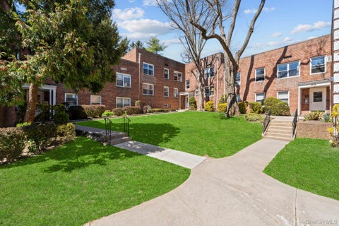 Homes For Sale - 23 Edwards Street St #2A<br/> Nassau County, Roslyn Heights, NY 11577
