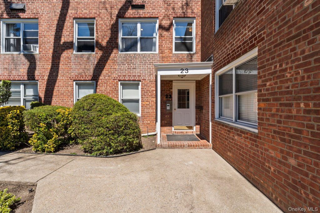 Photo of 23 Edwards Street St #2A, Roslyn Heights, NY 11577 (MLS # 987146)