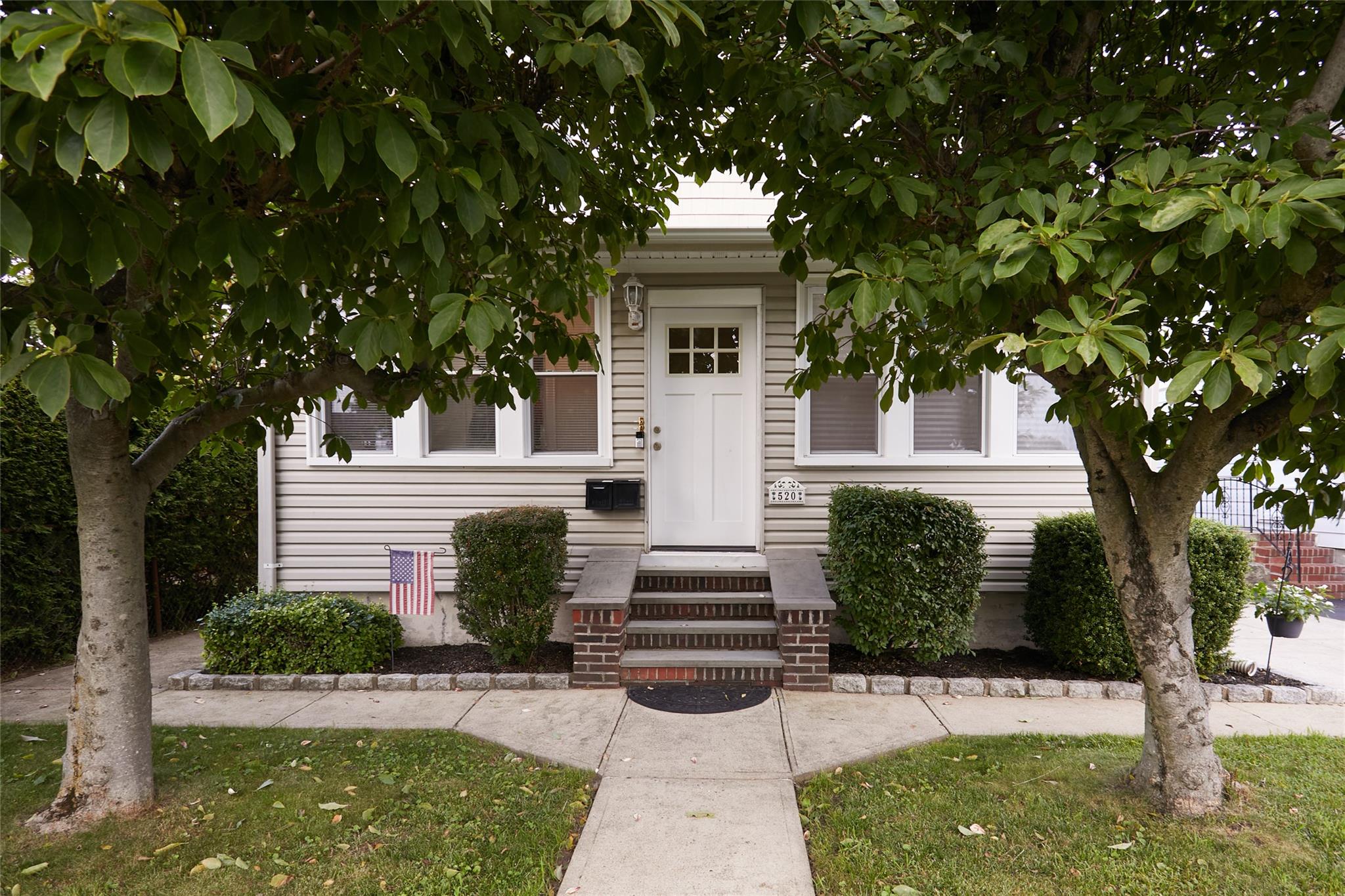 520 Lakeville Road
