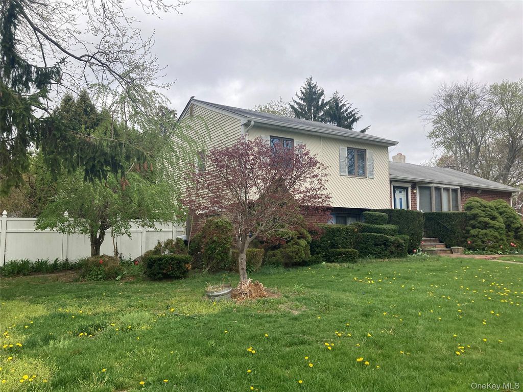 Photo of 16 Upper Drive, Huntington, NY 11743 (MLS # 987511)