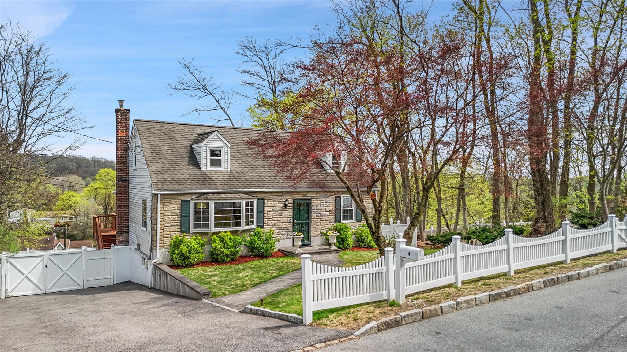 Perry Avenue, White Plains, New York - 4 Bedrooms  
2 Bathrooms  
7 Rooms - 
