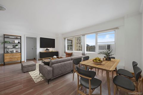Photo of 9 Fordham Hill Oval Oval #7H, Bronx, NY 10468 (MLS # 919983)