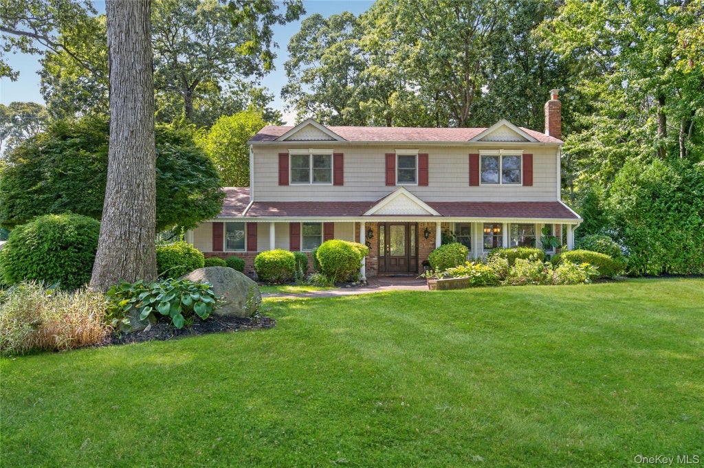 Photo of 38 McCulloch Drive, Dix Hills, NY 11746 (MLS # 1035239)
