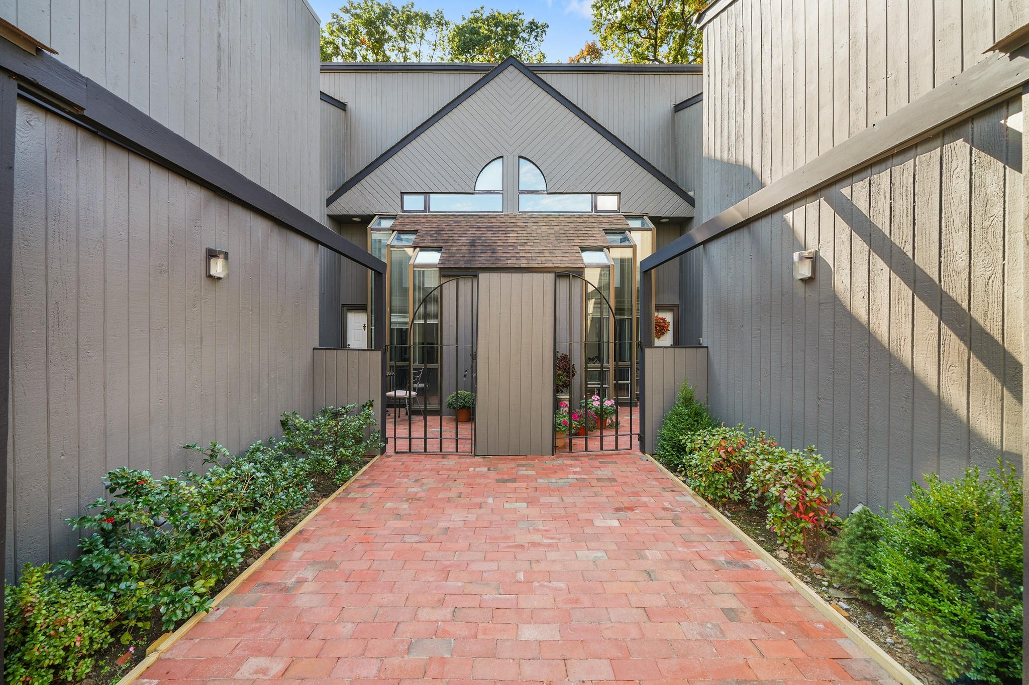 133 Stone Oaks Drive, Hartsdale, New York image 2