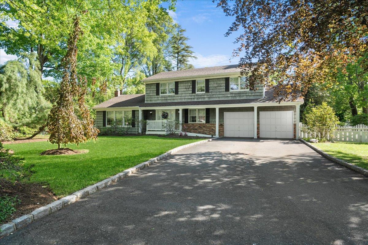 River Heights Drive, Smithtown, Hamptons, NY - 4 Bedrooms  
3 Bathrooms - 