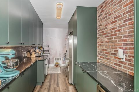 Homes For Sale - 15 Hill Park Avenue Ave #2L<br/> Great Neck, NY 11021