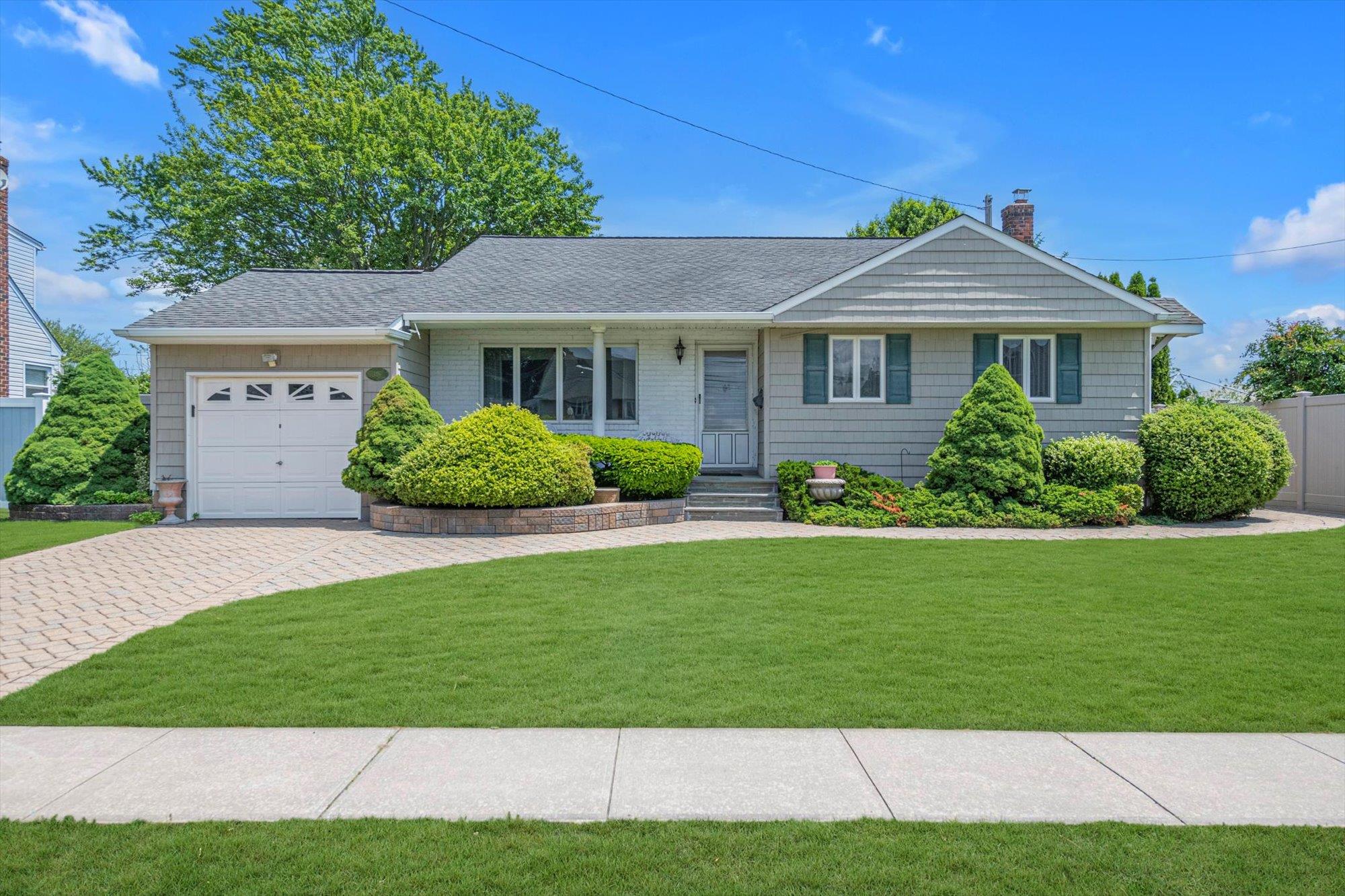 116 Intervale Avenue, Farmingdale, New York image 1
