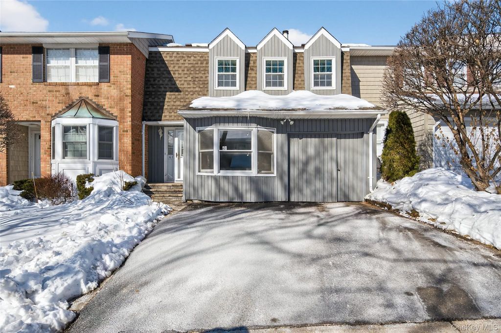 Photo of 61 Estate Court #61, Woodbury, NY 11797 (MLS # 960427)