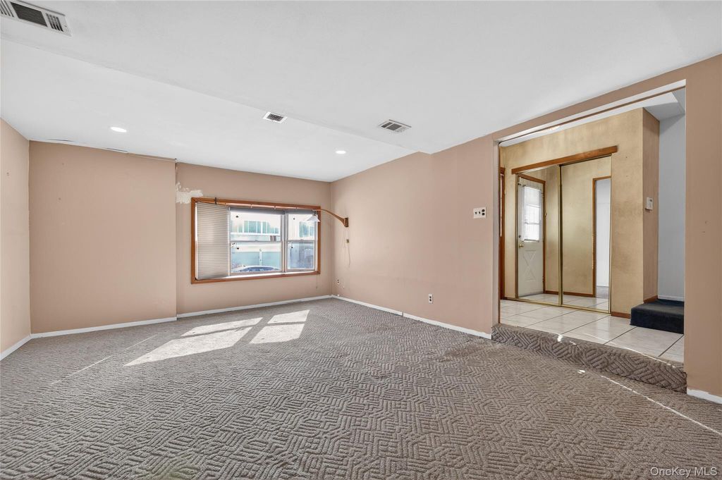 Photo of 61 Estate Court #61, Woodbury, NY 11797 (MLS # 960427)