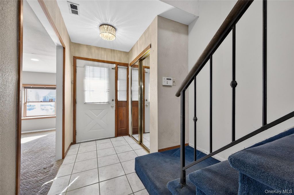 Photo of 61 Estate Court #61, Woodbury, NY 11797 (MLS # 960427)