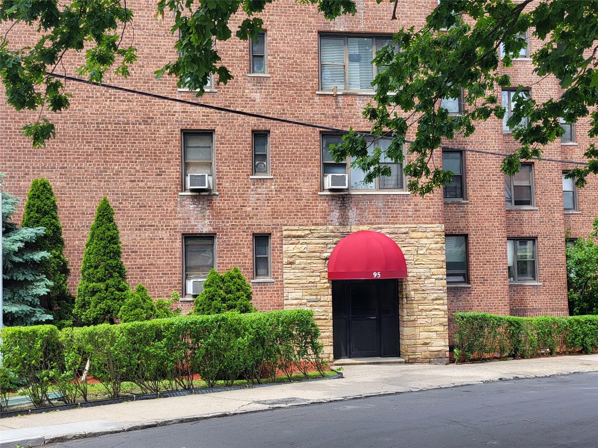 Rental Property at Sedgwick Avenue 3J, Yonkers, New York - Bedrooms: 1 
Bathrooms: 1 
Rooms: 4  - $2,000 MO.