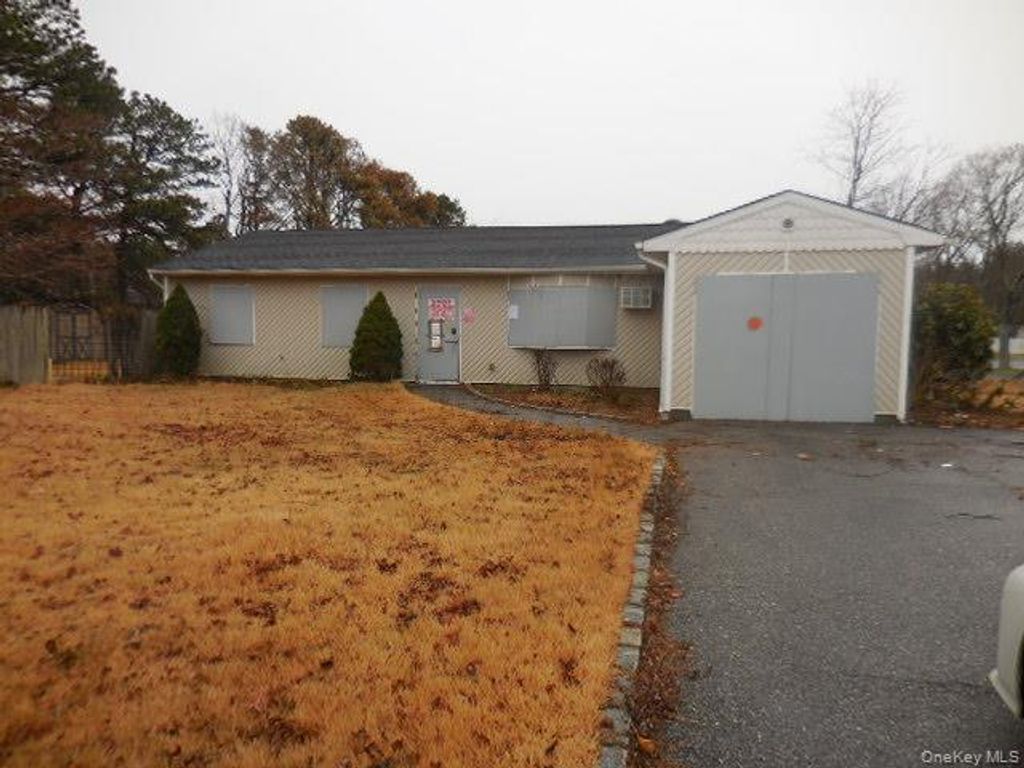 Photo of 2 Hollow Street, Bellport, NY 11713 (MLS # 947766)