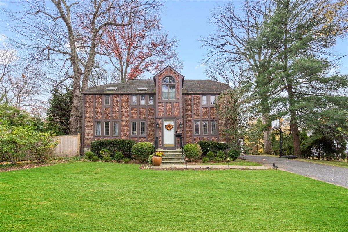 Holly Lane, Rye, New York - 5 Bedrooms  
3 Bathrooms  
9 Rooms - 