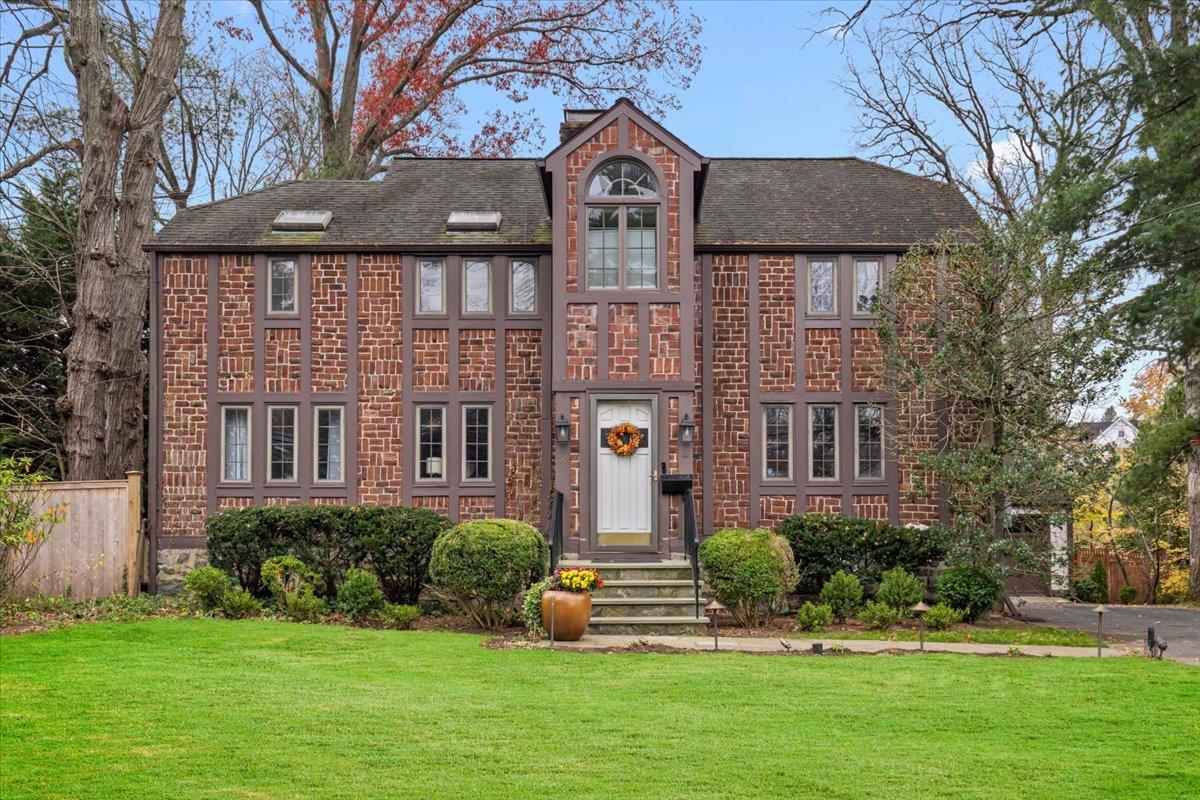 Holly Lane, Rye, New York - 5 Bedrooms  
3 Bathrooms  
9 Rooms - 
