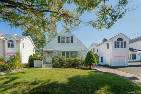 Photo of 636 S 13th Street, New Hyde Park, NY 11040 (MLS # 924094)